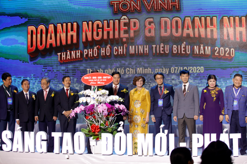 Ban Thường trực Hiệp hội Doanh nghiệp TPHCM vinh dự được Lãnh đạo Thành phố tặng hoa Chúc mừng nhân Kỷ niệm Ngày Doanh nhân Việt Nam 13/10