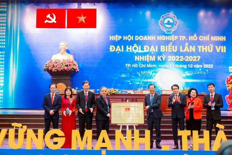 Chủ tịch UBND TP.HCM Phan Văn Mãi trao tặng bảng đồng cho HUBA