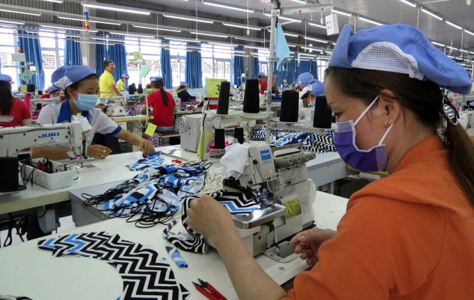 Công nhân làm việc trong nhà máy may thuộc Tập đoàn Dệt may Việt Nam