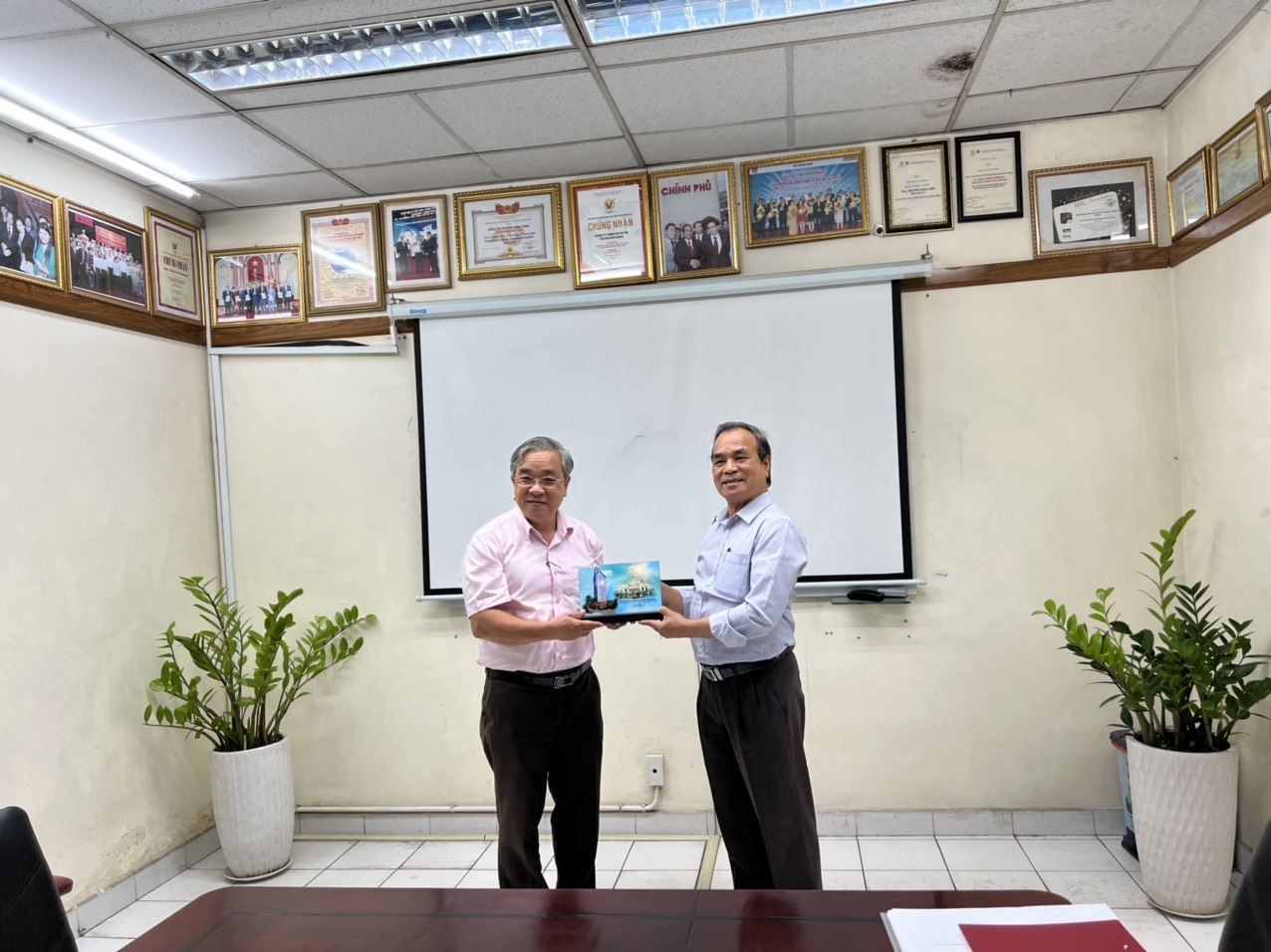Hiệp hội doanh nghiệp TPHCM (HUBA) đến thăm và làm việc Công ty TNHH Sản xuất và Thương mại Tân Quang Minh (Bidrico)