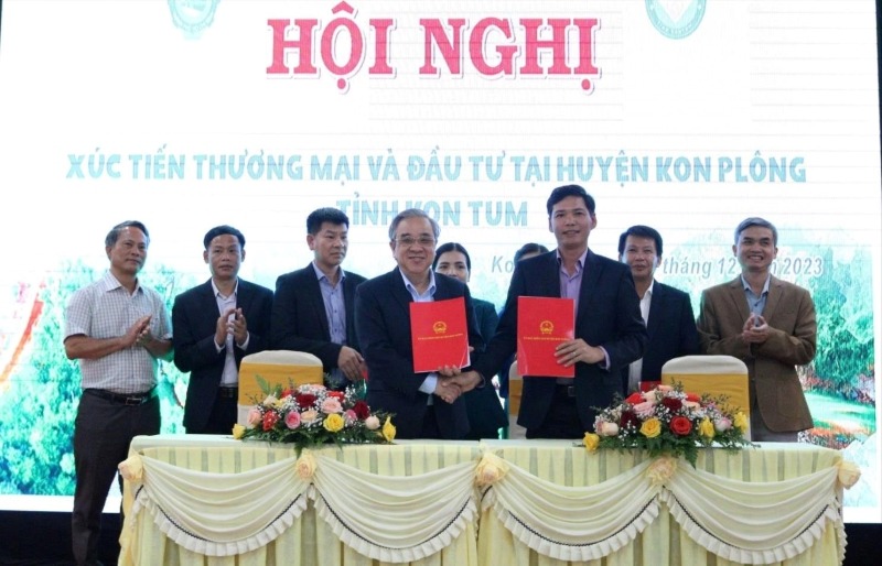 Lễ ký kết MOU tại Chương trình xúc tiến thương mại tại Măng Đen