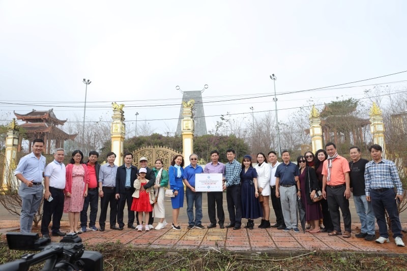 Hiệp hội Doanh nghiệp TPHCM trao tặng 60 cây hoa đào trồng tại huyện Kon Plong