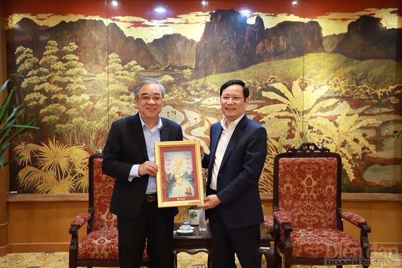 Chủ tịch HUBA Nguyễn Ngọc Hòa tặng quà lưu niệm cho Chủ tịch VCCI Phạm Tấn Công