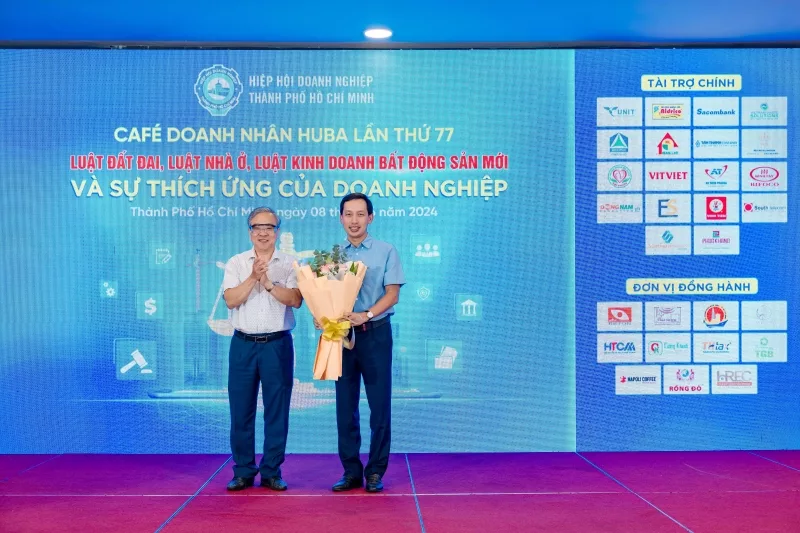 Ông Nguyễn Ngọc Hòa, Chủ tịch HUBA tặng hoa Ông Vũ Anh Khoa, Phó chủ tịch HUBA, Trưởng Ban điều hành