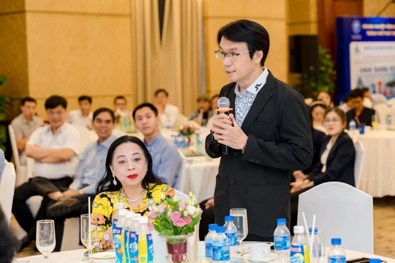 Ông Trần Việt Anh, Tổng giám đốc Công ty CP XNK Nam Thái Sơn nêu vấn đề và thảo luận tại chương trình Cafe Doanh nhân HUBA