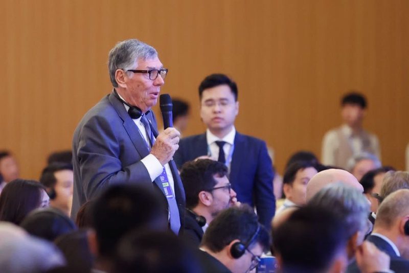 Ông Alain Cany, Chủ tịch Tập đoàn Jardine Matheson Vietnam trả lời tại Phiên đối thoại trong Diễn đàn kinh tế TPHC năm 2024