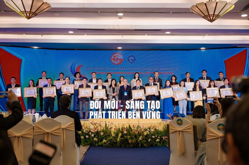 Các doanh nghiệp, doanh nhân được trao chứng nhận Doanh nghiệp, doanh nhân TPHCM tiêu biểu năm 2024