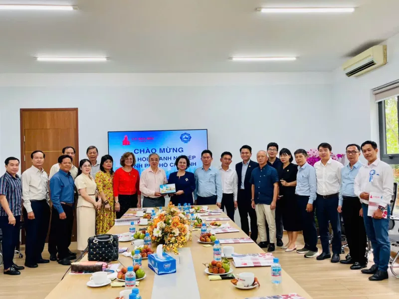 Bà Lý Kim Chi - Phó chủ tịch HUBA, Chủ tịch Hội Lương thực - Thực phẩm TP.HCM, Chủ tịch Tập đoàn Tân Đông Hiệp (thứ 11 từ phải qua) đón đoàn