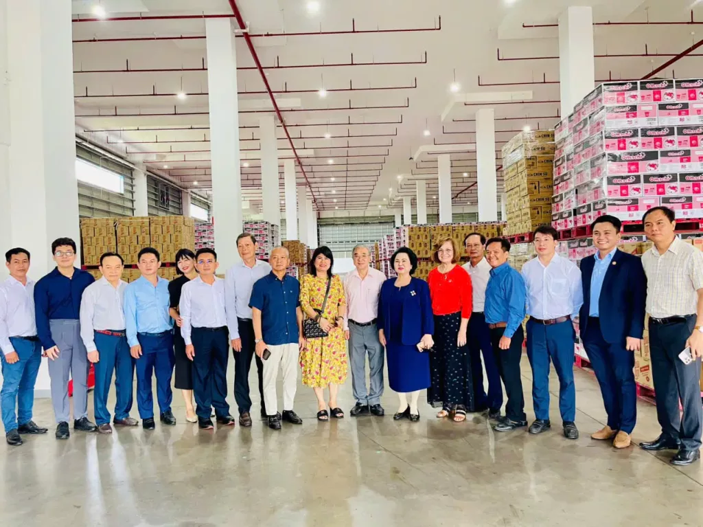 Bà Lý Kim Chi - Phó chủ tịch HUBA, Chủ tịch Hội Lương thực - Thực phẩm TP.HCM, Chủ tịch Tập đoàn Tân Đông Hiệp (thứ 11 từ phải qua) đón đoàn