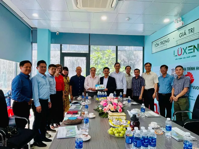 Ông Đinh Văn Hiểu - Phó Chủ tịch HUBA, Chủ tịch Hiệp hội Khí hóa lỏng TP.HCM (HOBA LPG), Chủ tịch Công ty Long Thuận (thứ bảy từ phải qua) tiếp đón đoàn