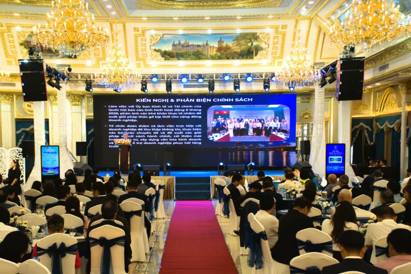 Ông Nguyễn Ngọc Hòa, Chủ tịch Hiệp hội doanh nghiệp TPHCM báo cáo hoạt động 6 tháng đầu năm 2026 và phương hướng 6 tháng cuối năm 2026