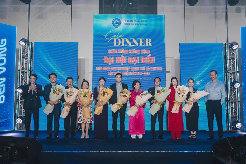 Ảnh 3: Ông Nguyễn Hùng Cường – Chủ tịch HĐQT Tập đoàn DIC (đứng thứ 6 từ trái qua) giữ chức Phó Chủ tịch Liên đoàn Doanh nghiệp TP.HCM.