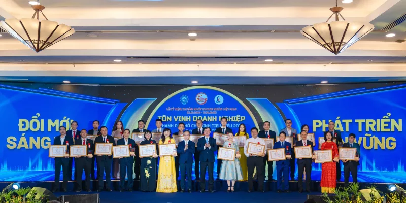 Tôn vinh 100 doanh nghiệp tiêu biểu, 96 doanh nhân tiêu biểu năm 2026 4 Chúc mừng 100 doanh nghiệp và 96 doanh nhân đạt danh hiệu “Doanh nghiệp, Doanh nhân Thành phố Hồ Chí Minh tiêu biểu” năm 2026