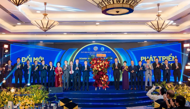 Tôn vinh 100 doanh nghiệp tiêu biểu, 96 doanh nhân tiêu biểu năm 2026 2 Lãnh đạo Thành ủy, Hội đồng Nhân dân, Ủy ban nhân dân, Ủy ban Mặt trận Tổ quốc Việt Nam TP.HCM tặng hoa chúc mừng HUBA nhân Ngày Doanh nhân Việt Nam 13.10