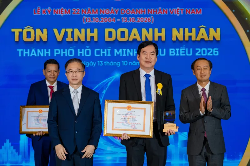Tôn vinh 100 doanh nghiệp tiêu biểu, 96 doanh nhân tiêu biểu năm 2026 6 Ông Bùi Ngươn Phong, Chủ tịch Hội đồng quản trị kiêm Tổng Giám đốc Công ty Cổ phần Tập đoàn Lê Phong đạt danh hiệu Doanh nghiệp TP.HCM tiêu biểu năm 2026