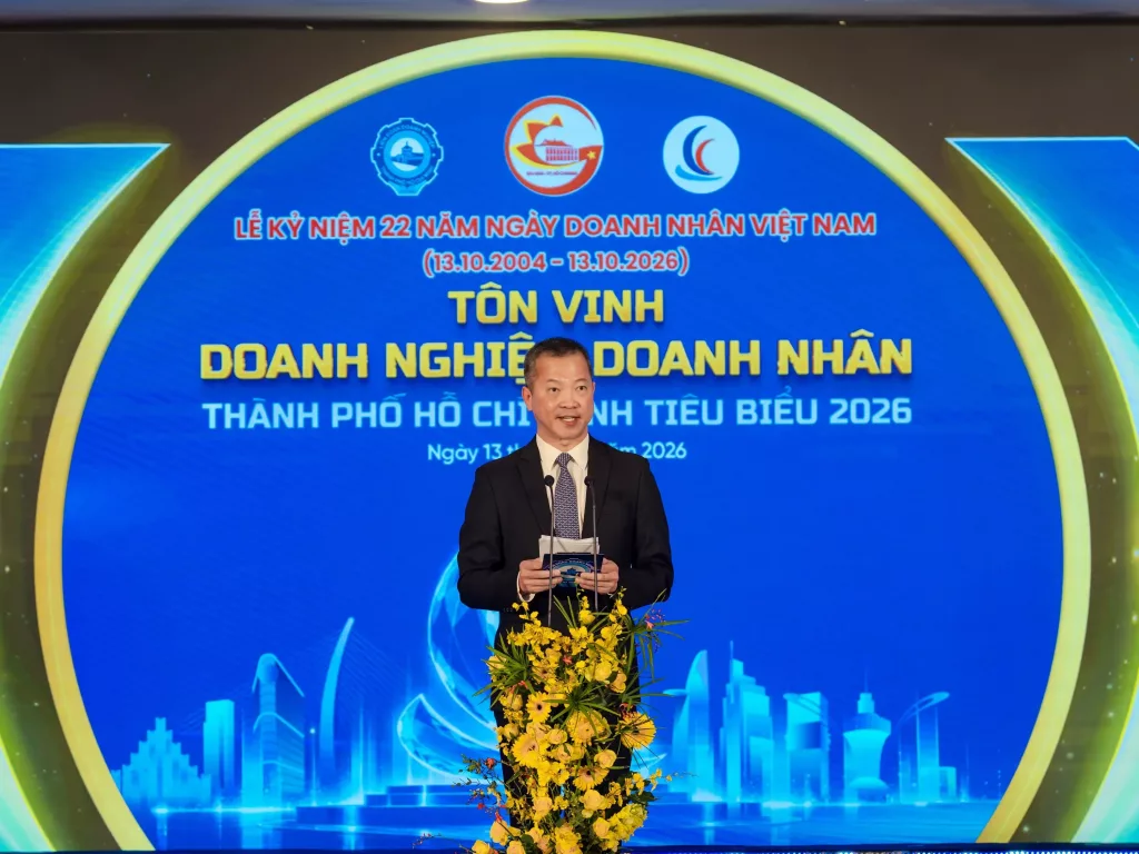Tôn vinh 100 doanh nghiệp tiêu biểu, 96 doanh nhân tiêu biểu năm 2026 1 Ông Mai Hữu Tín, Chủ tịch Liên đoàn Doanh nghiệp TP.HCM (HUBA) phát biểu tại Lễ kỷ niệm Ngày Doanh nhân Việt Nam và tôn vinh Doanh nghiệp, Doanh nhân TPHCM tiêu biểu năm 2026