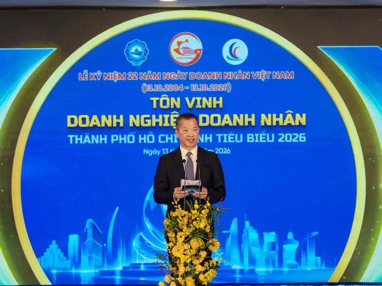 Ông Mai Hữu Tín, Chủ tịch Liên đoàn Doanh nghiệp TP.HCM (HUBA) phát biểu tại Lễ kỷ niệm Ngày Doanh nhân Việt Nam và tôn vinh Doanh nghiệp, Doanh nhân TPHCM tiêu biểu năm 2026